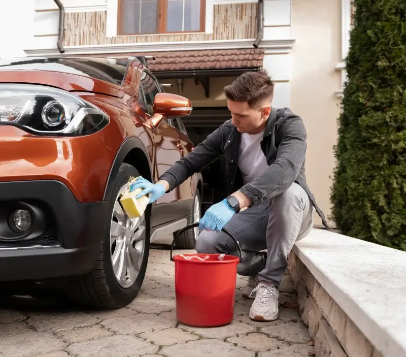 Lavage auto à domicile Primelin : professionnel intervenant sur un véhicule